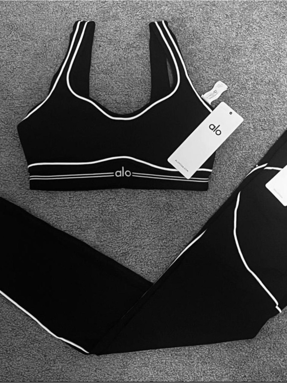 ALO Yoga Black Sports Bra with White Trim Size(S) - Picture 3 of 4